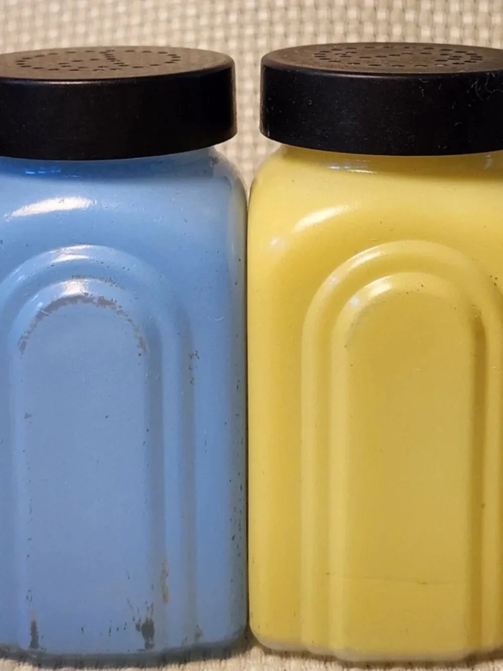 1930s McKee Roman Arch Salt Pepper Shakers Yellow/Blue Bakelite ZAY Lids J-37 - Picture 9 of 16